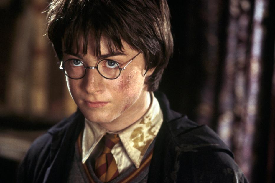 Harry Potter mit Narben im Gesicht und einer Gryffindor-Krawatte.