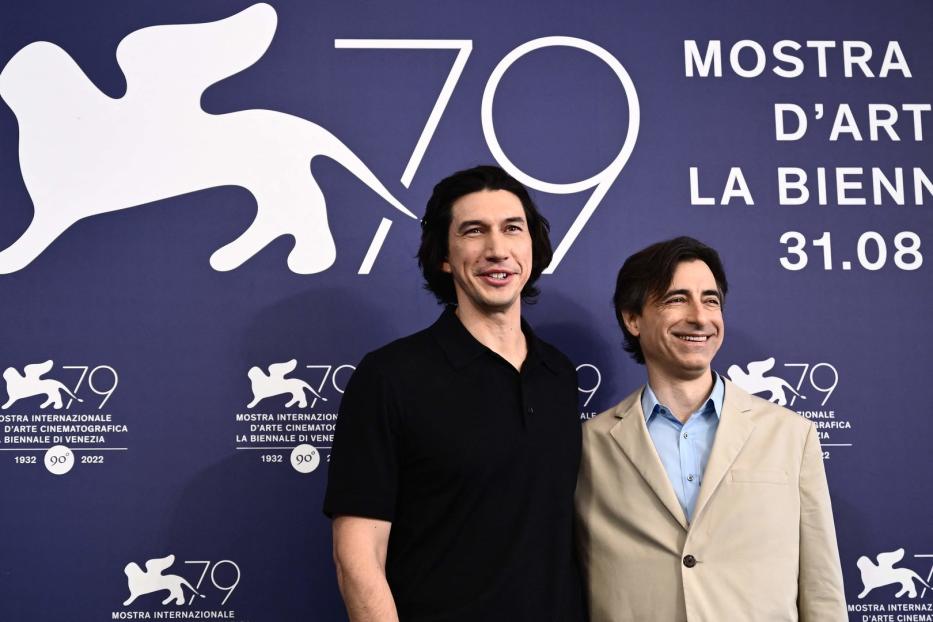 Adam Driver und Noah Baumbach posieren bei den Filmfestspielen von Venedig 2022.