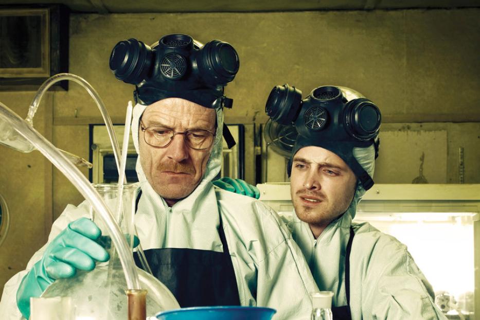 Walter White und Jesse Pinkman aus „Breaking Bad“ hantieren mit Chemikalien im Labor.