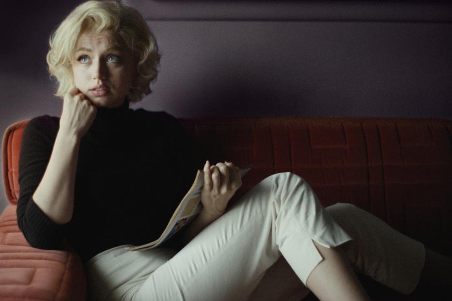 Ana de Armas als Marilyn Monroe im Film „Blonde“ auf einem Sofa liegend.