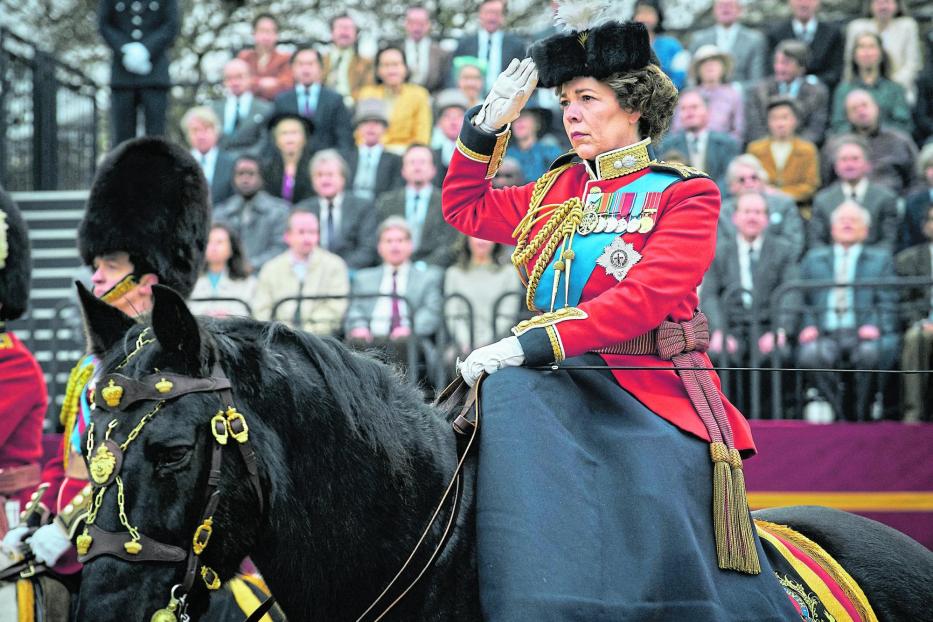Olivia Colman als Königin Elizabeth II. in der vierten Staffel von „The Crown“ auf einem Pferd.
