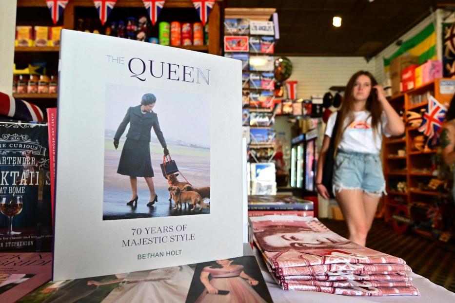 Ein Buch mit dem Titel „The Queen: 70 Years of Majestic Style“ wird in einem Geschäft ausgestellt.