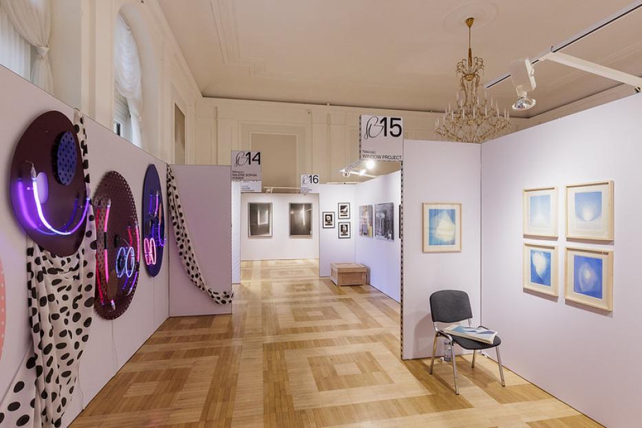 Eine Kunstausstellung mit verschiedenen Exponaten in einem eleganten Raum.