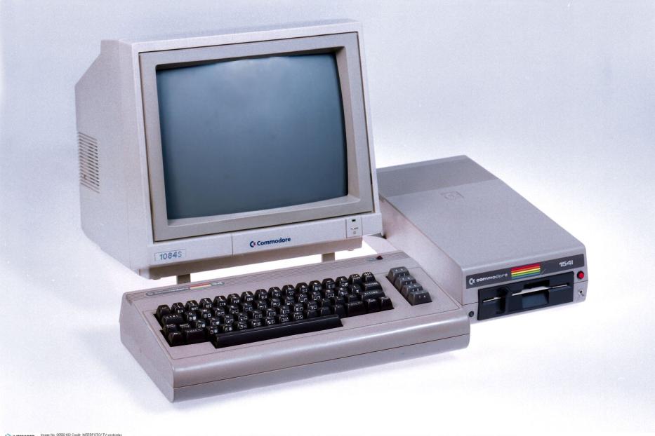 Ein Commodore C64-Computer mit Monitor 1084S und Diskettenlaufwerk 1541.