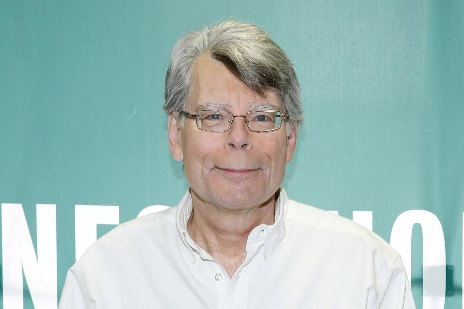 Porträt von Stephen King mit Brille vor einem hellgrünen Hintergrund.