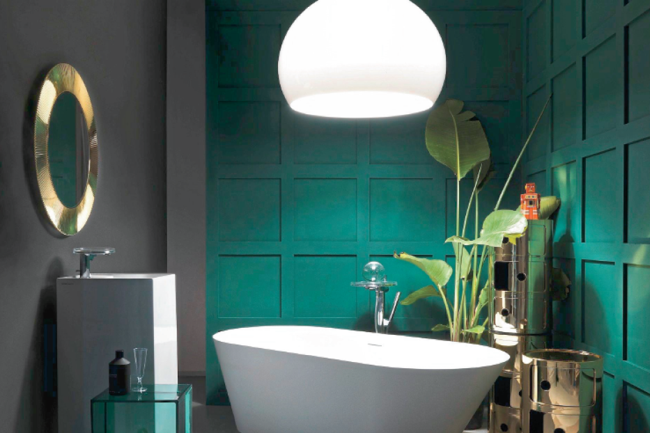 Ein modernes Badezimmer mit freistehender Badewanne und grünen Akzenten.