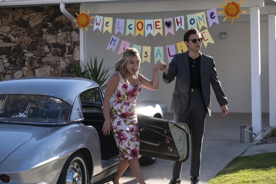 Florence Pugh und Harry Styles vor einem Haus mit einem „Welcome Home“-Banner.