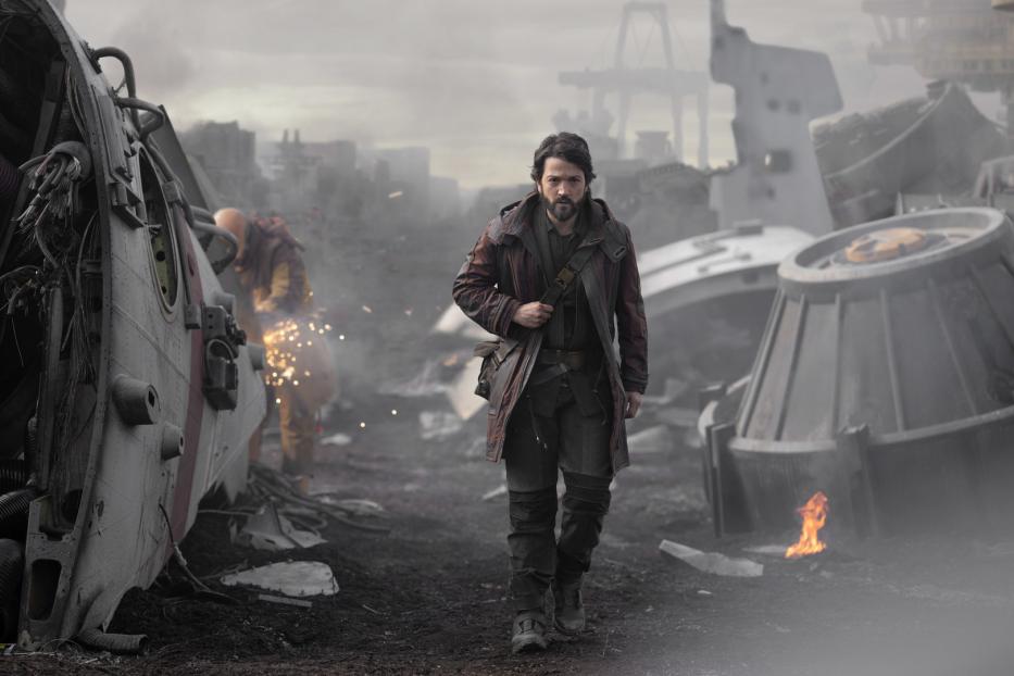 Diego Luna als Cassian Andor inmitten einer zerstörten Landschaft.