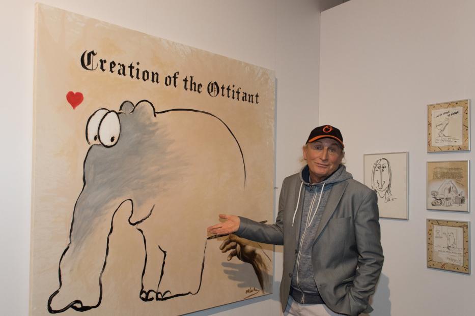 Otto Waalkes präsentiert ein Gemälde mit dem Titel „Creation of the Ottifant“.