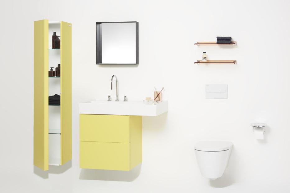 Ein Badezimmer mit gelben Möbeln, darunter ein Waschbeckenunterschrank und ein offener Hängeschrank.