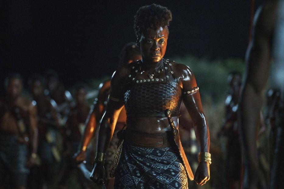 Viola Davis als Nanisca in einer Szene aus „The Woman King“.