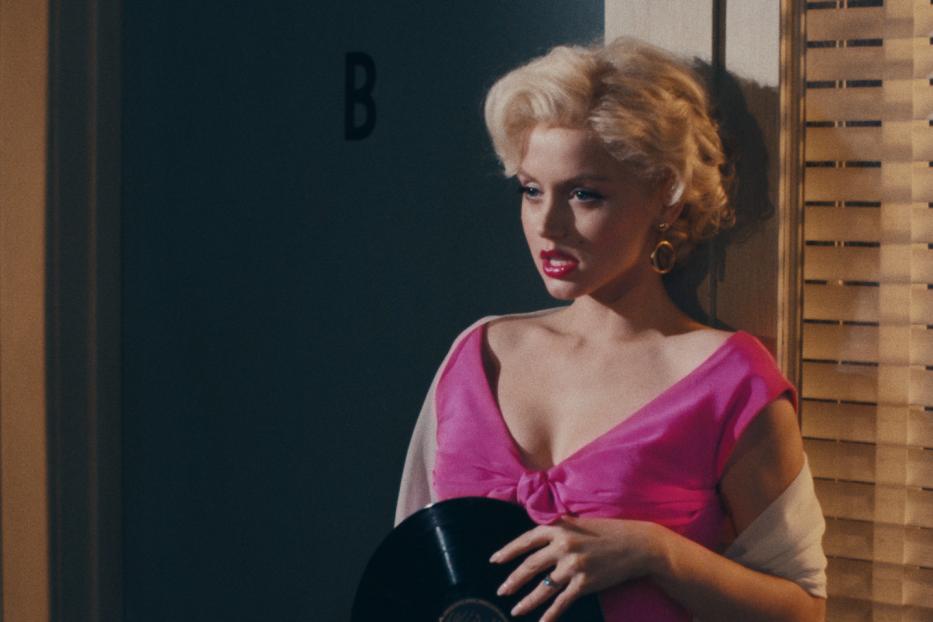 Ana de Armas als Marilyn Monroe im Film „Blonde“ mit einer Schallplatte in der Hand.