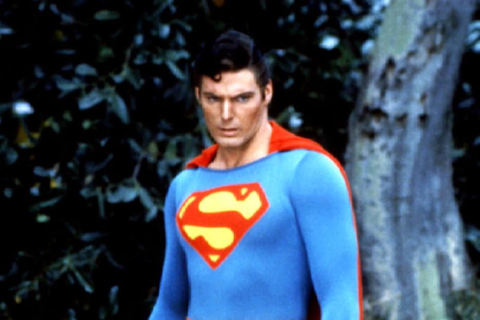 Christopher Reeve als Superman in voller Montur.