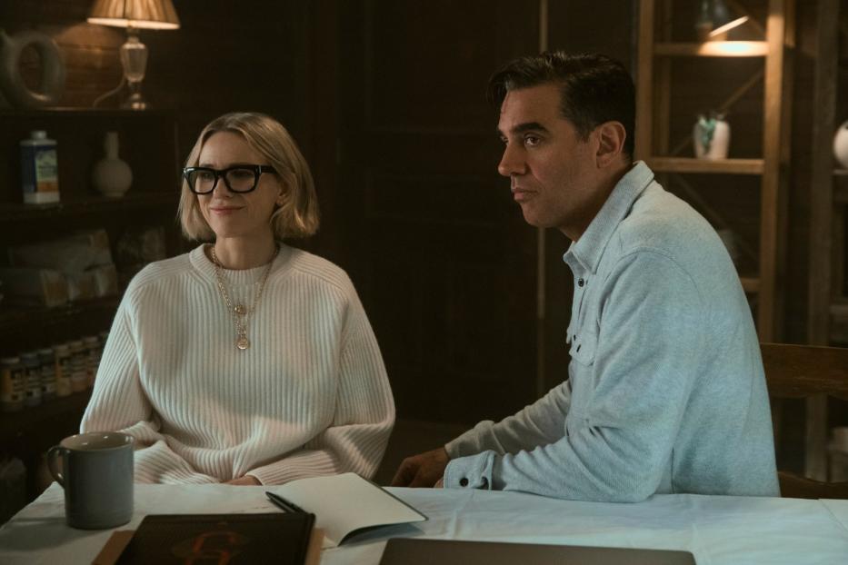 Naomi Watts und Bobby Cannavale sitzen an einem Tisch.