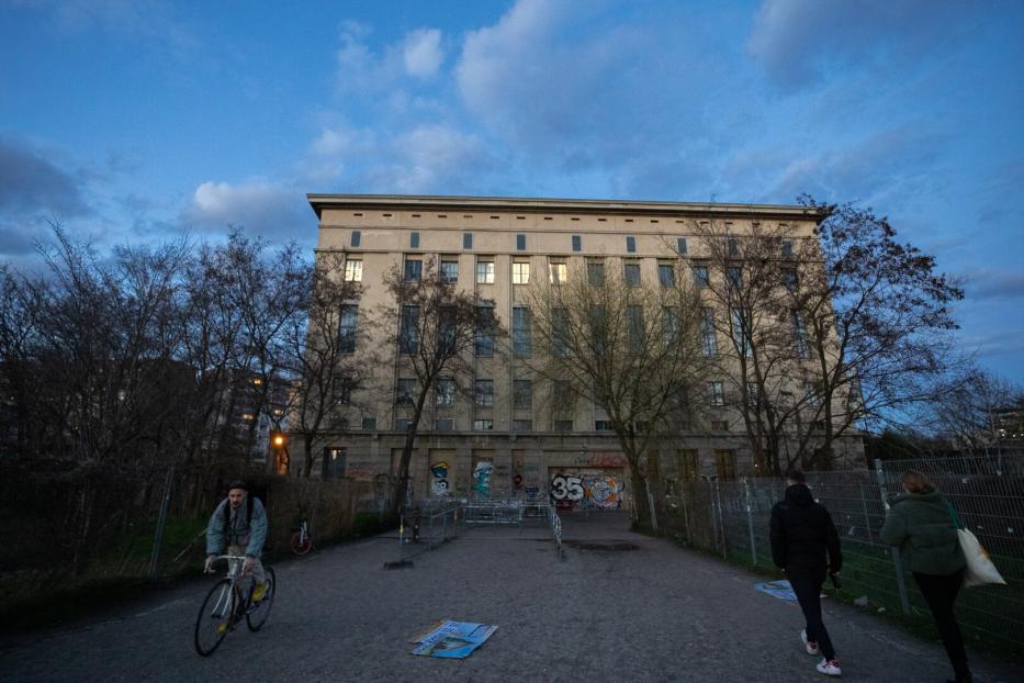 Ein Radfahrer fährt vor dem Berliner Techno-Club Berghain entlang.
