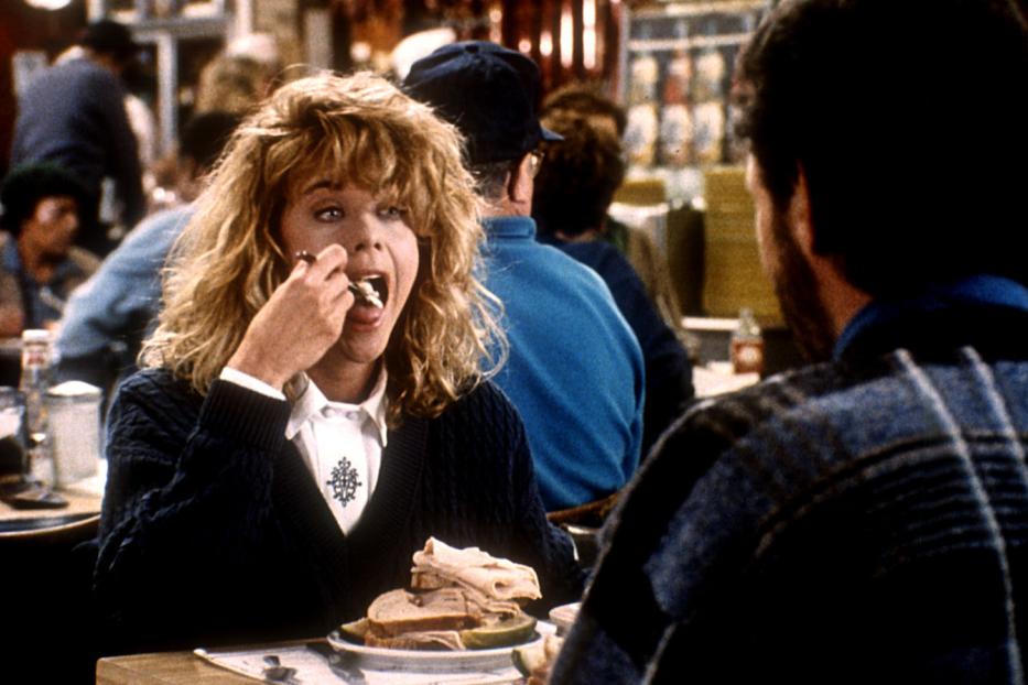 Meg Ryan isst in einer Szene aus dem Film „Harry und Sally“.