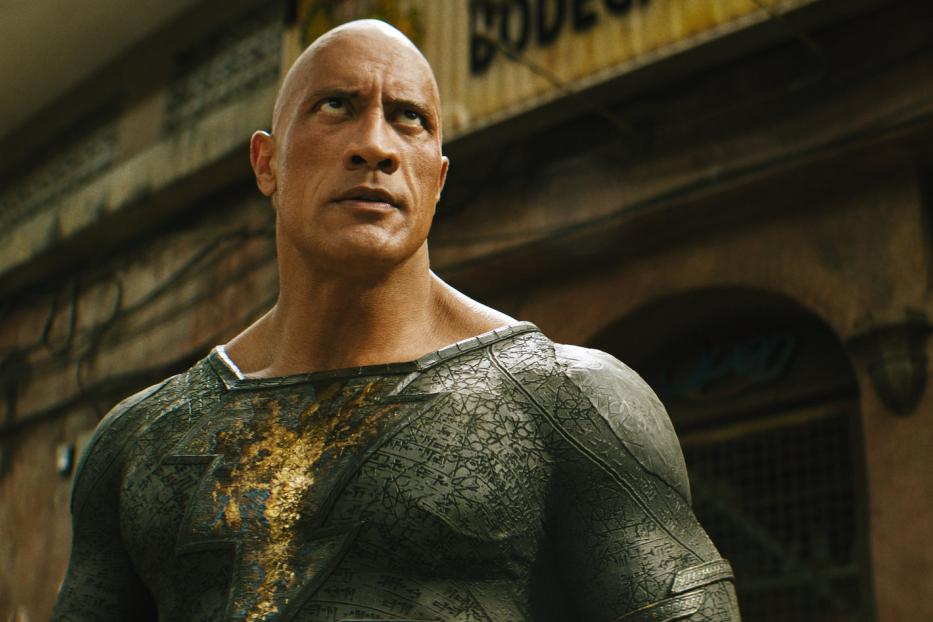 Dwayne „The Rock“ Johnson als Black Adam in seinem Superheldenkostüm.