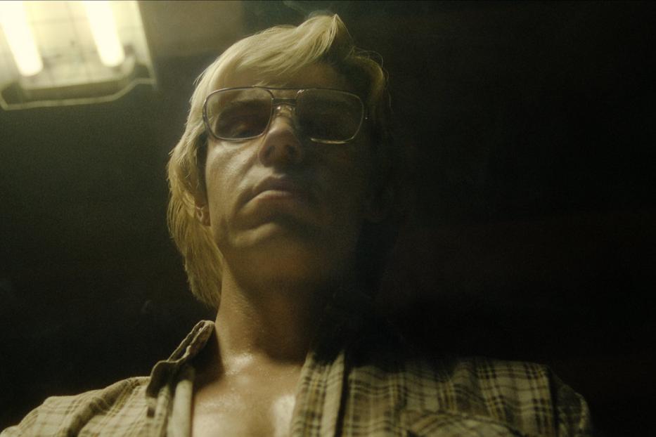 Ein Mann mit blonden Haaren und Brille blickt von oben in die Kamera.