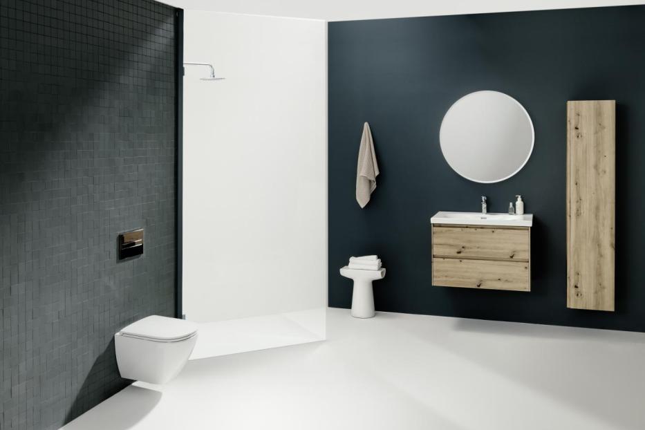 Ein modernes Badezimmer mit Dusche, Toilette und Waschtisch in einem minimalistischen Design.