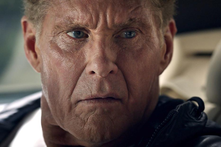 Nahaufnahme von David Hasselhoff mit ernstem Gesichtsausdruck.
