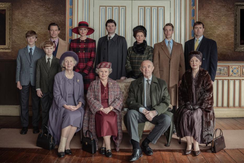 Ein Gruppenfoto der Besetzung der Fernsehserie „The Crown“ in Kostümen.