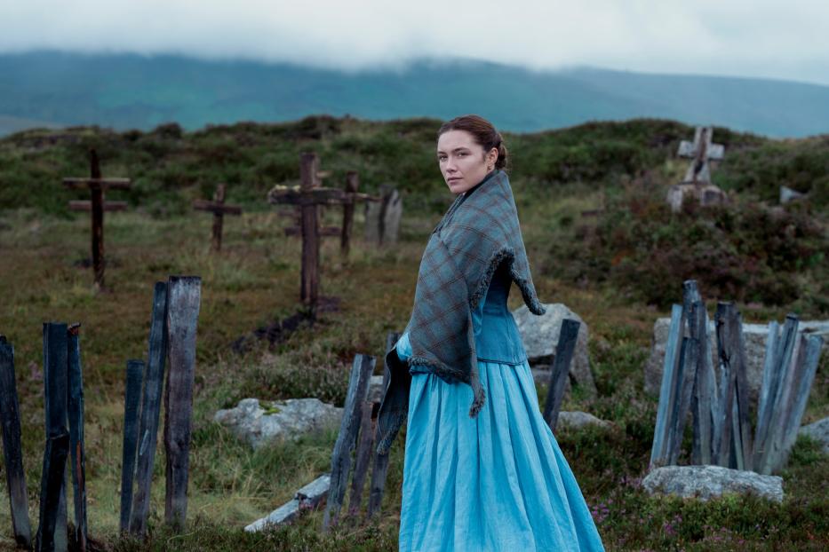 Florence Pugh in traditioneller Kleidung auf einem Friedhof in „The Wonder“.