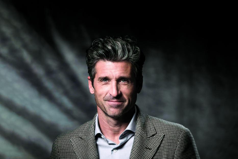Porträt von Patrick Dempsey mit grau meliertem Haar und kariertem Sakko.