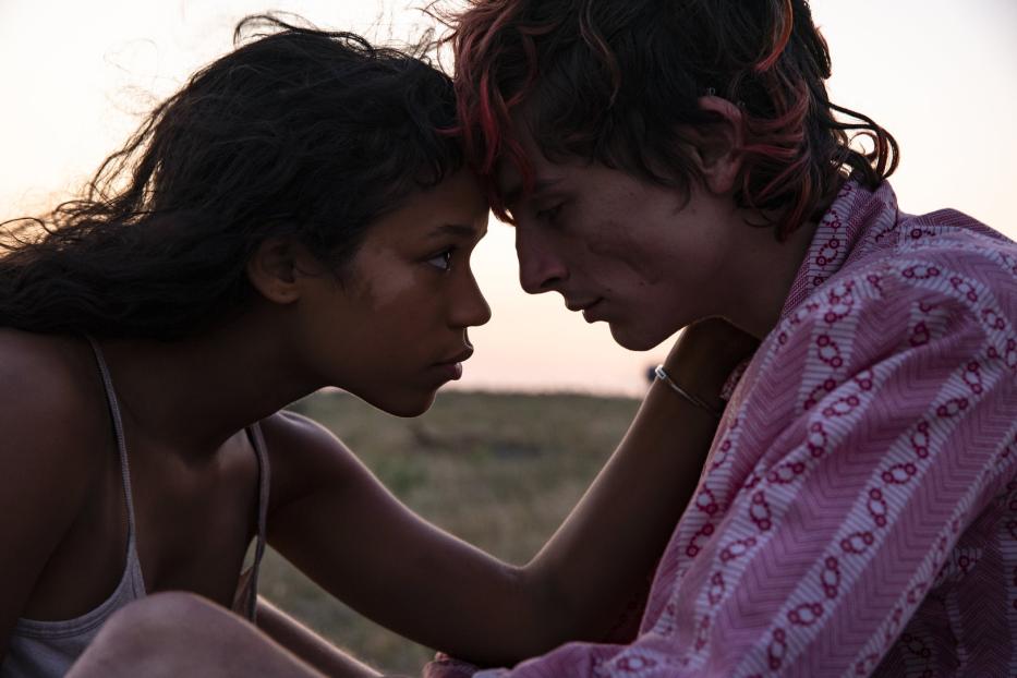 Timothée Chalamet und Taylor Russell in einer Nahaufnahme, Stirn an Stirn.