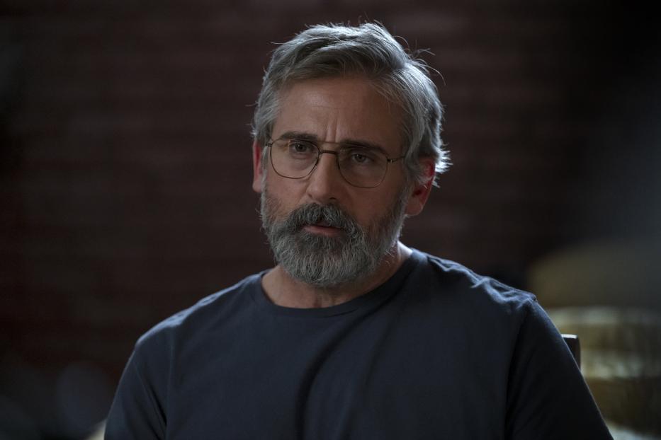Porträt von Steve Carell mit Brille und grauem Bart.