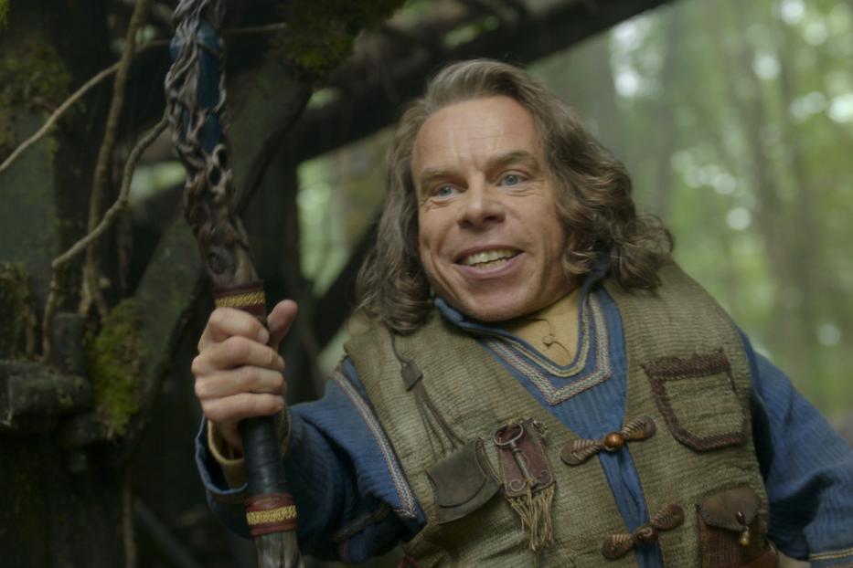 Warwick Davis als Willow Ufgood mit Stab in einer Szene aus der Serie „Willow“.