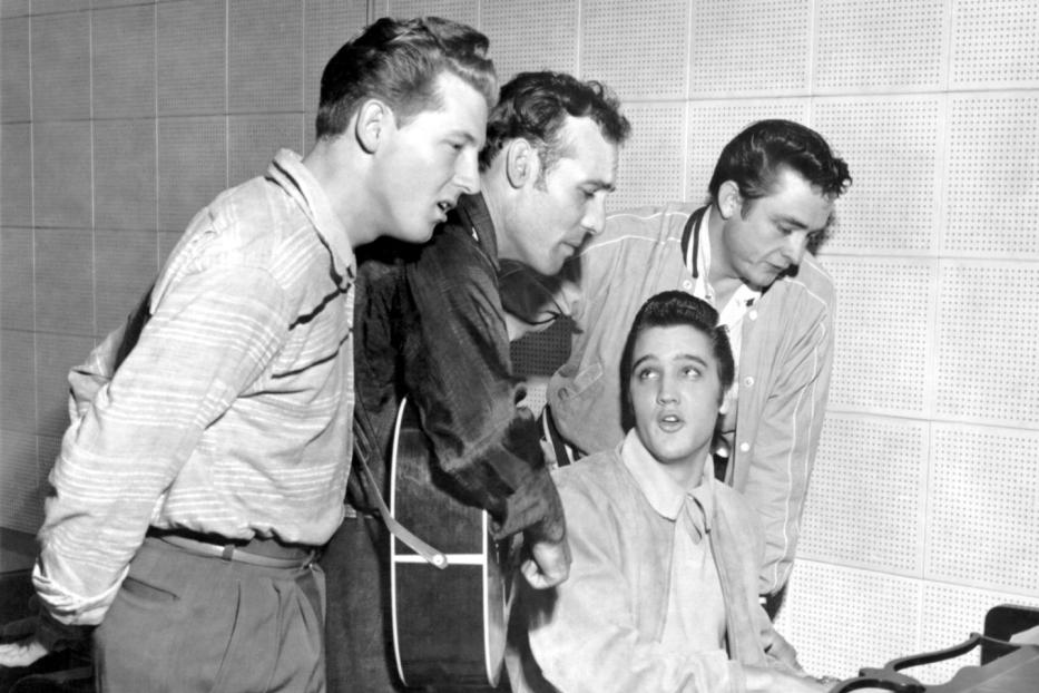Elvis Presley spielt Klavier, während Carl Perkins, Johnny Cash und Jerry Lee Lewis zusehen.