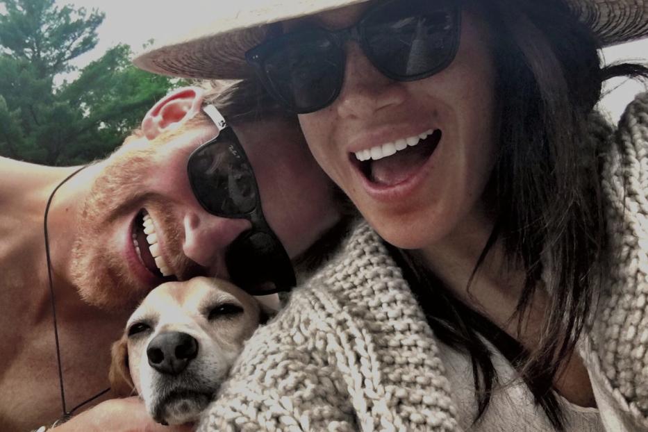 Prinz Harry, Meghan Markle und ihr Hund posieren lächelnd für ein Selfie.