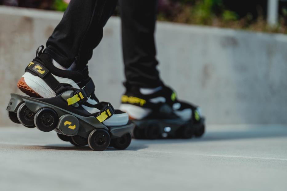 Nahaufnahme von Schuhen mit Rollen an den Füßen einer Person.