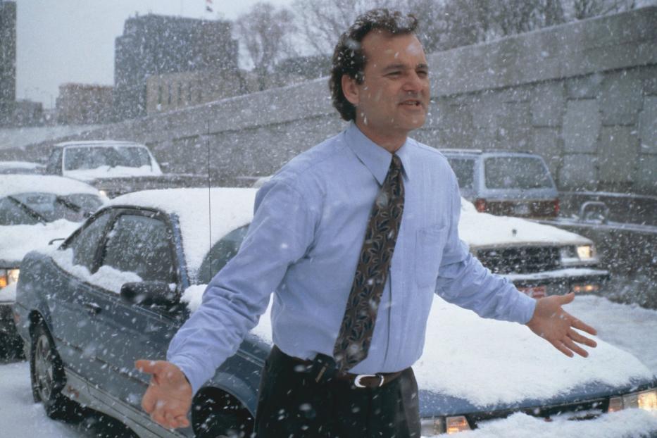 Bill Murray steht im Schneesturm, umgeben von Autos.