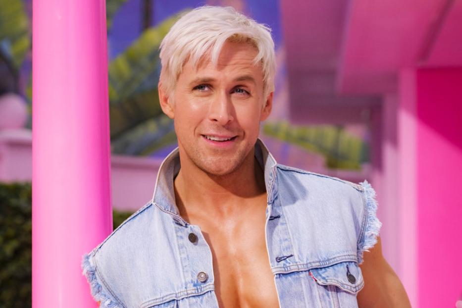 Ryan Gosling posiert als Ken in einem offenen Jeanshemd.