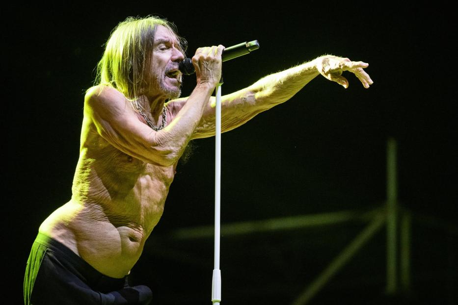 Iggy Pop tritt bei einem Konzert mit nacktem Oberkörper auf.