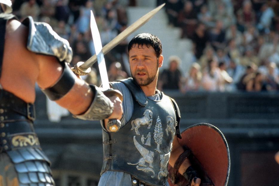 Russell Crowe als Maximus im Film „Gladiator“ mit Schwert und Schild.