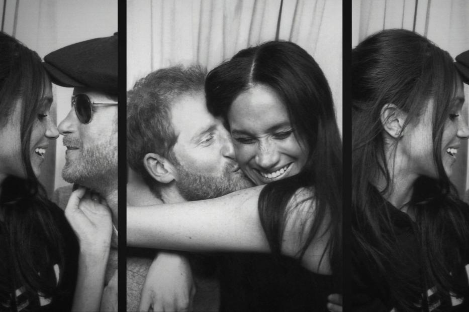 Ein Schwarzweißfoto von Prinz Harry, der Meghan Markle auf die Wange küsst, während sie lächelt.