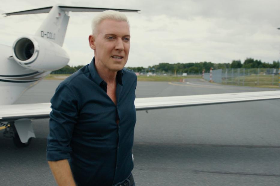 Scooter von Scooter verlässt ein Privatflugzeug.