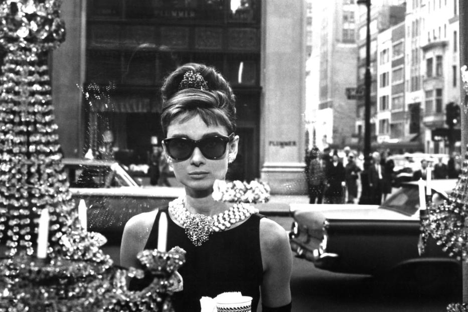 Audrey Hepburn als Holly Golightly in „Frühstück bei Tiffany“ vor einem Juweliergeschäft.