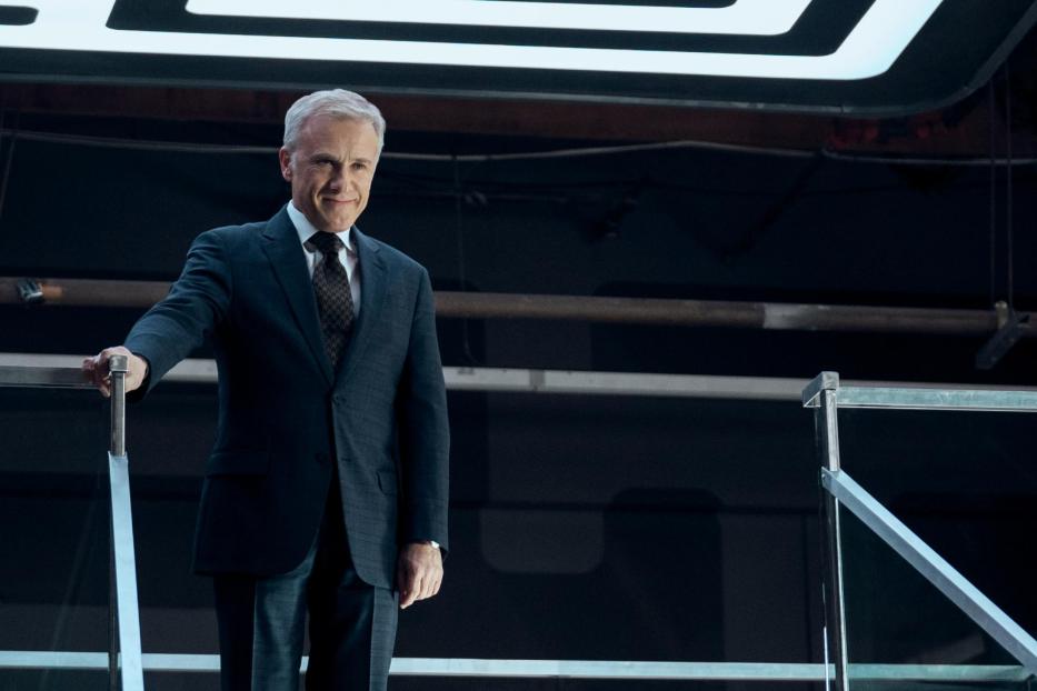 Christoph Waltz in einem dunklen Anzug lächelt.