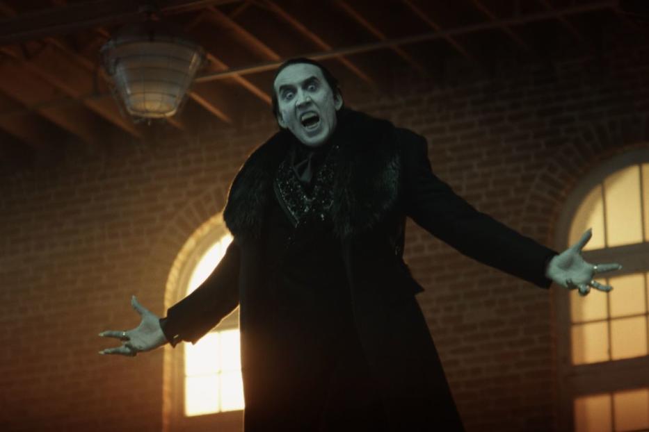 Nicolas Cage als Dracula in dem Film „Renfield“ mit weit geöffnetem Mund.