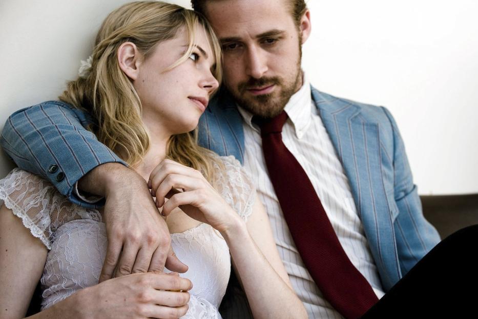 Ryan Gosling umarmt Michelle Williams in einer Szene aus dem Film „Blue Valentine“.