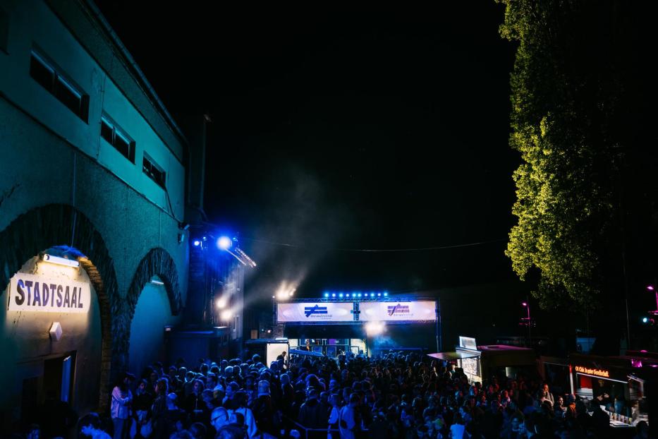 Eine Menschenmenge versammelt sich vor dem Stadtsaal für das Donaufestival.