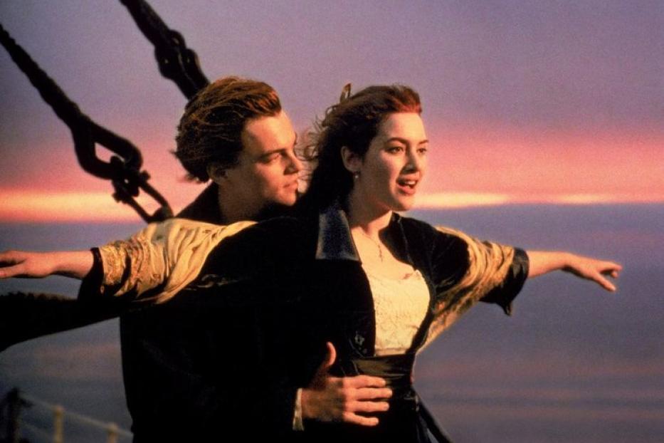 Szene aus dem Film „Titanic“ mit Leonardo DiCaprio und Kate Winslet am Bug des Schiffes.