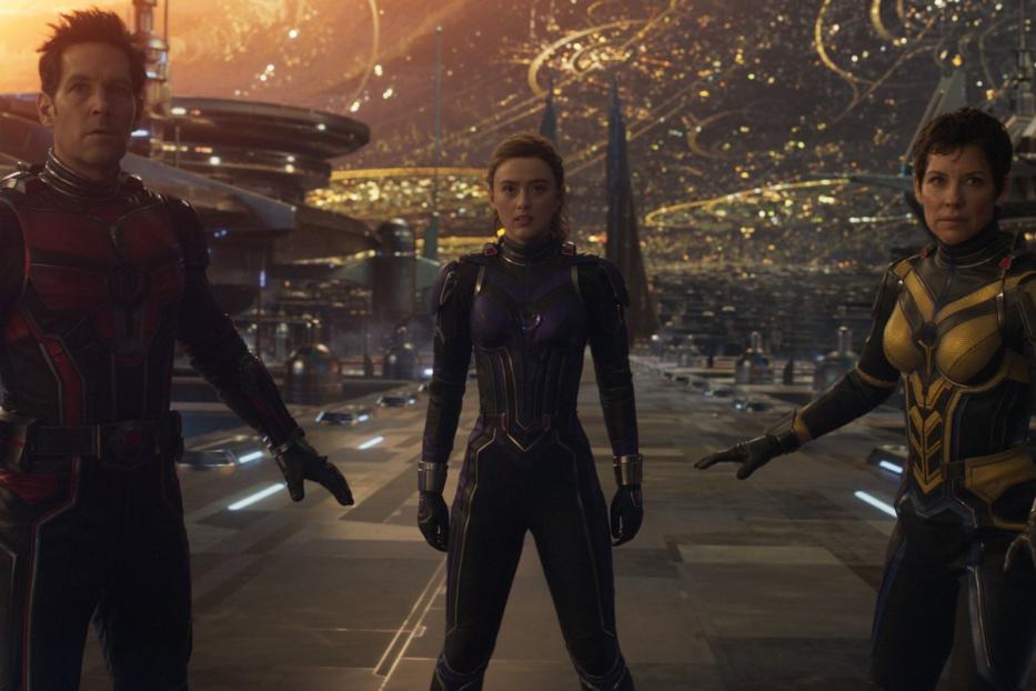 Ant-Man, Hope van Dyne und Cassie Lang stehen vor einer futuristischen Stadt.