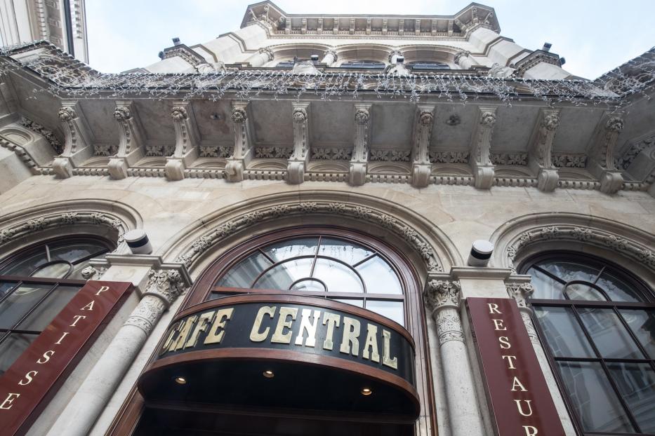 Die Fassade des Café Central in Wien mit kunstvollen Verzierungen.