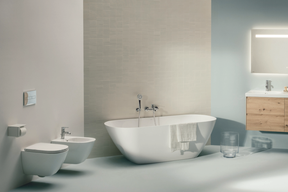 Ein modernes Badezimmer mit freistehender Badewanne, Waschtisch und Toilette.