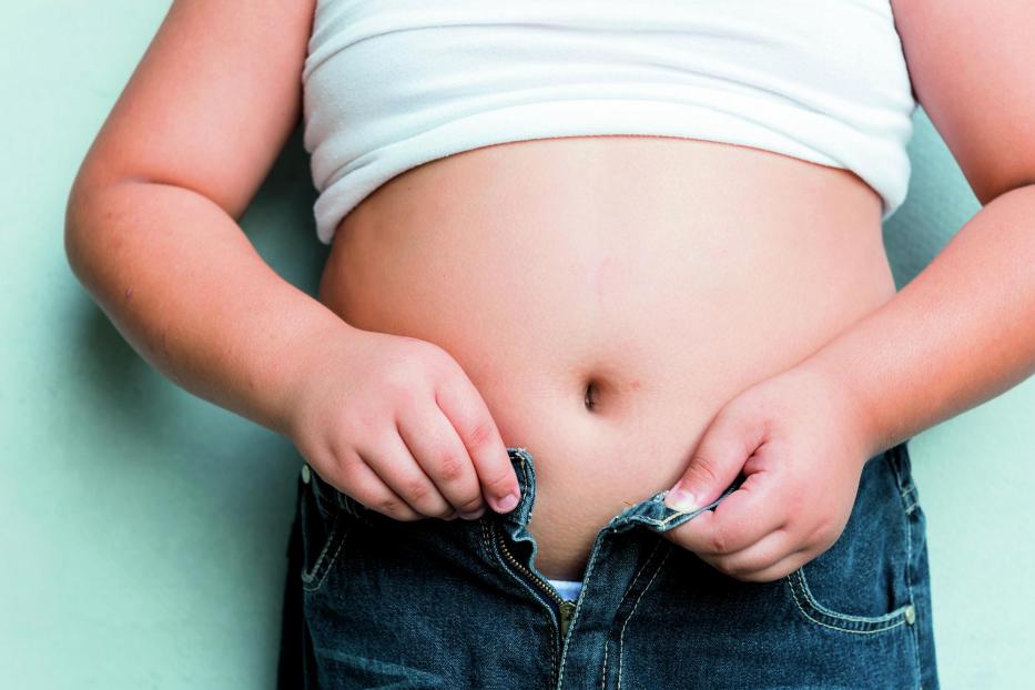 Der Bauch eines übergewichtigen Jungen.