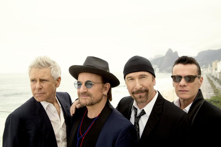 Die Band U2 posiert vor der Küstenlinie von Rio de Janeiro.